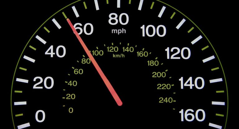 Gros plan sur le compteur de vitesse d'un tableau de bord de voiture