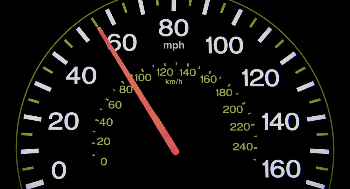 Gros plan sur le compteur de vitesse d'un tableau de bord de voiture