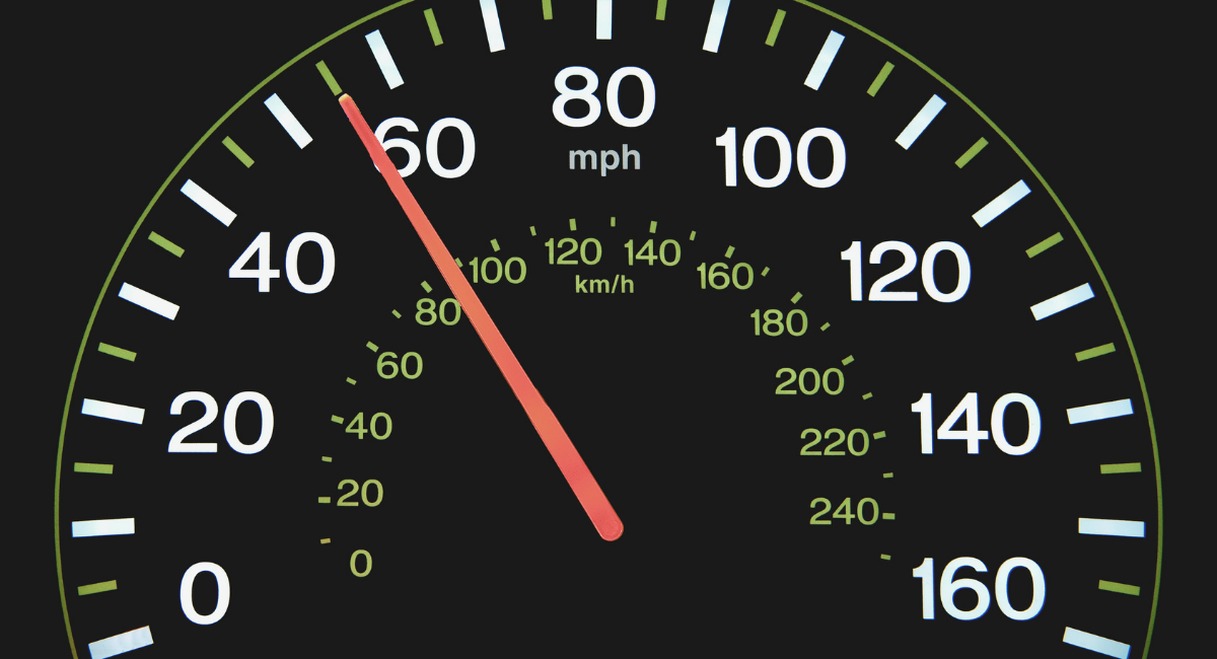 Aiguille de compteur de vitesse indiquant environ 100 km h