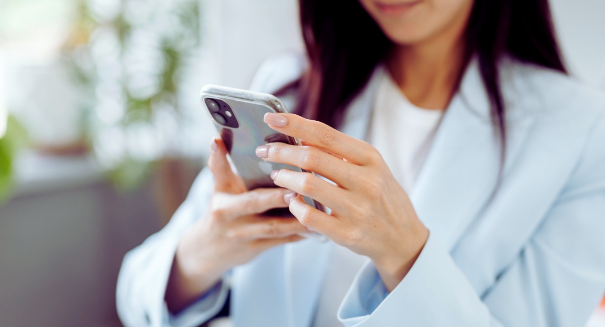 Personne consultant une information sur son smartphone