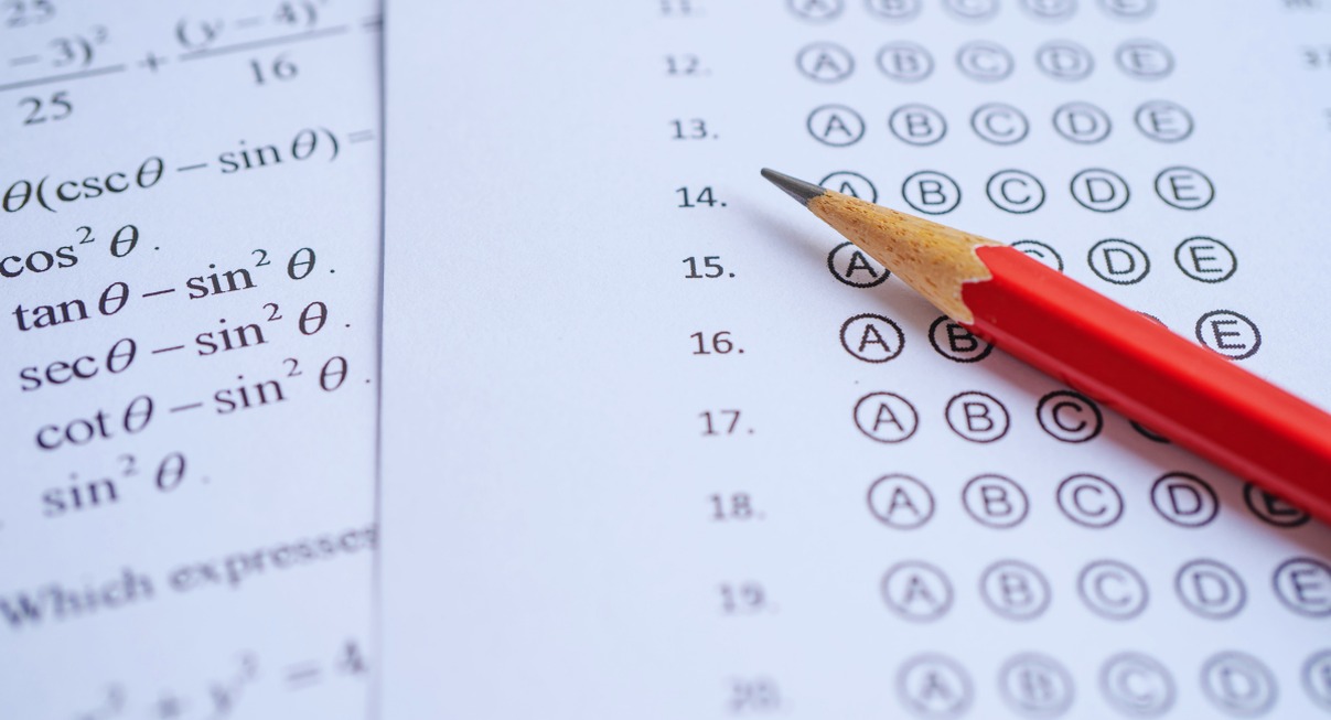 Crayon pose sur une feuille de reponses a choix multiples de type examen