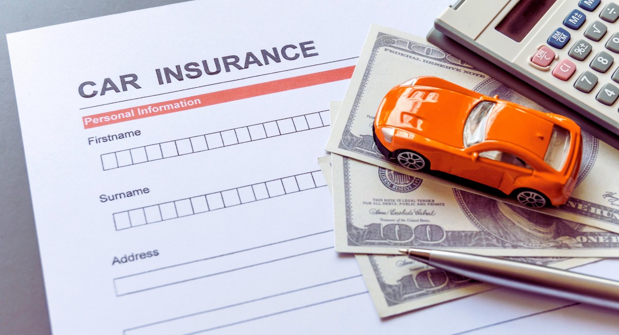 Formulaire d'assurance automobile avec voiture miniature billets et calculatrice