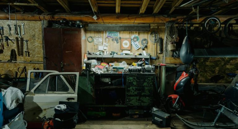 Atelier de garage avec outils accroches au mur et scooter