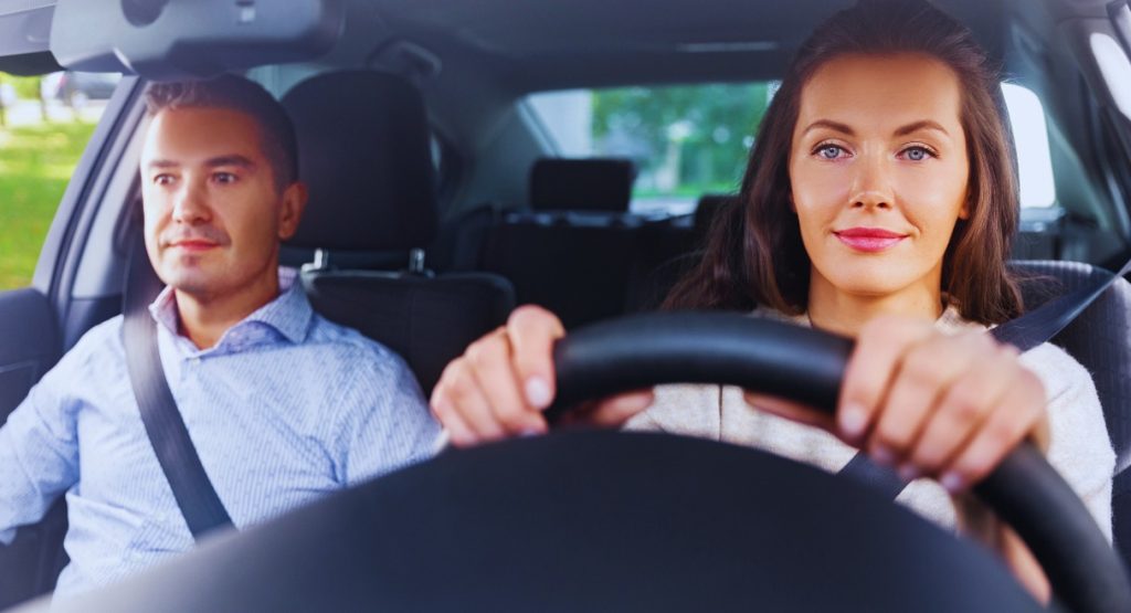 Conductrice au volant accompagnee d un passager sur le siege avant
