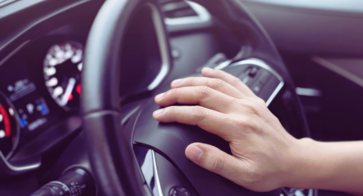 Main posée sur le volant pendant la conduite d'une voiture